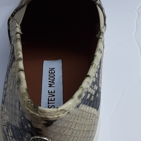 Steve Madden SNAKE PRINT SLIP ON Shoe Size 9 1/2 - Picture 6 of 7